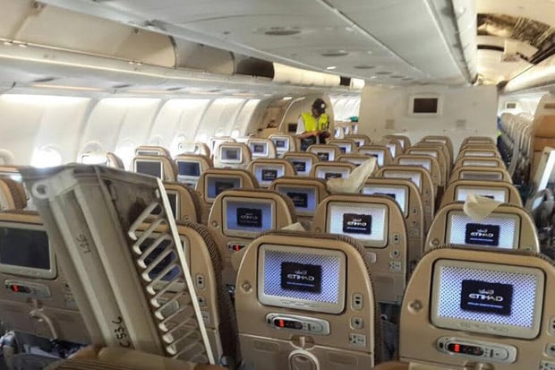 Pesawat Emirates Turbulensi,...