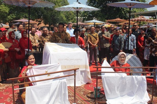 Presiden Jokowi Membatik...