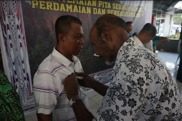 Rajut Persaudaraan di...