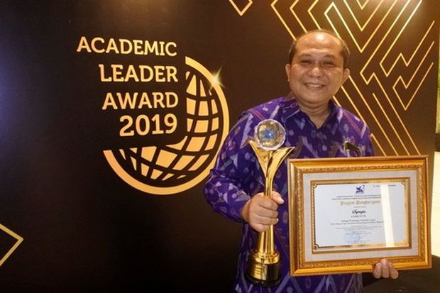Peraih Academic Leader...