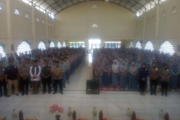Ratusan Santri Ikuti...
