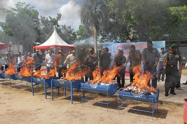 Bea Cukai Kendari Bakar...