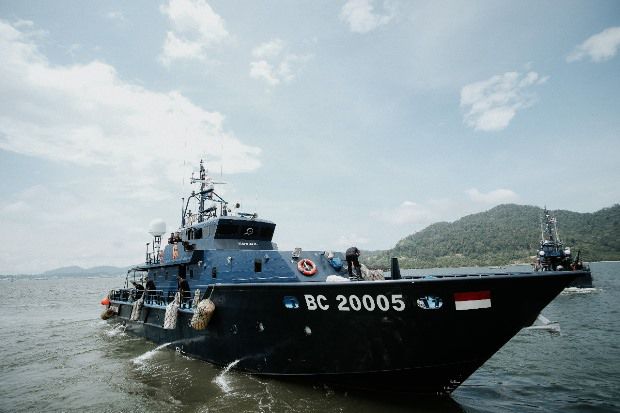 Kapal Bea Cukai Selamatkan...