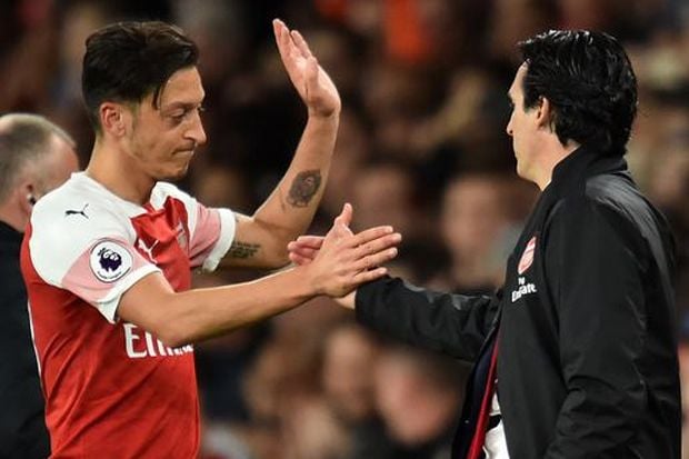 Hubungan Emery dan Ozil...