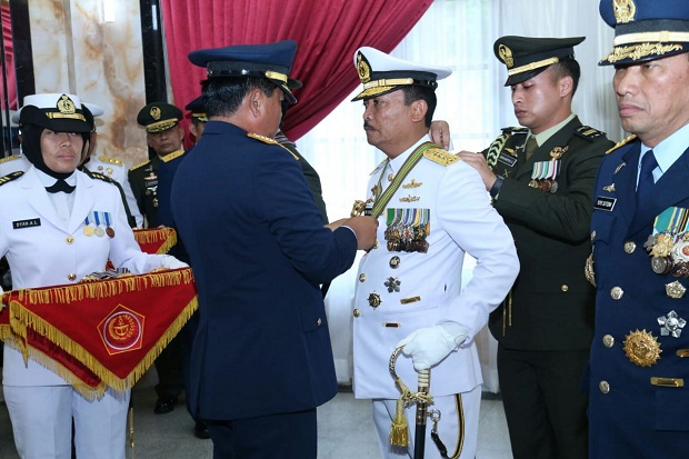 Presiden Jokowi Anugerahi...