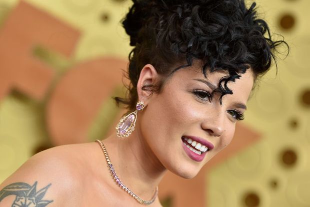 Halsey Bertahan di Musik...