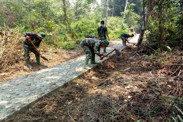 Personel TNI Timbun...