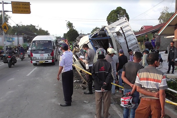 Truk Rem Blong Seruduk...