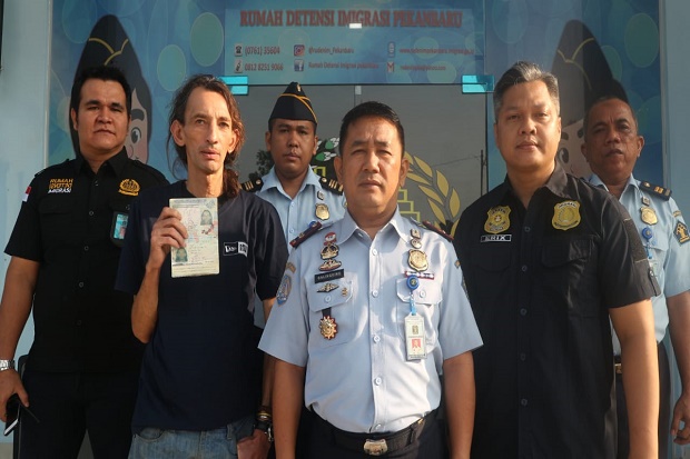 Izin Tinggal Bermasalah,...