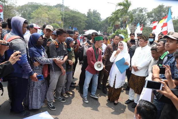 Hadapi Demonstran, Bupati...