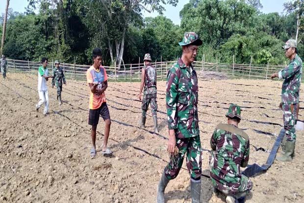 TNI dan SAD Gotong Royong...