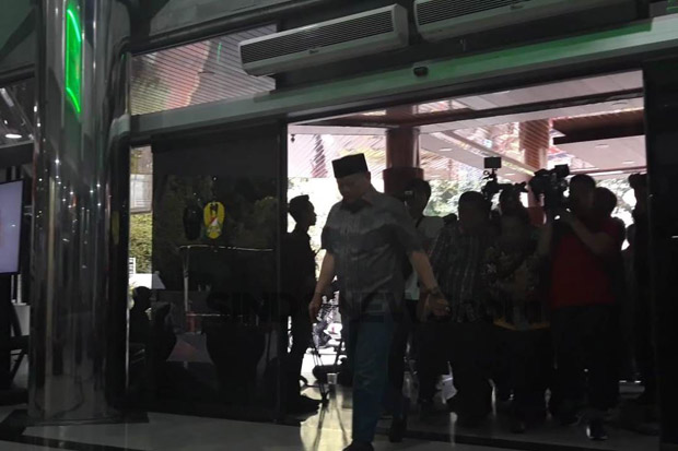 Jenguk Wiranto di RSPAD,...