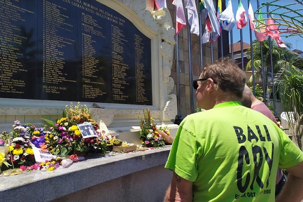 17 Tahun Bom Bali I,...