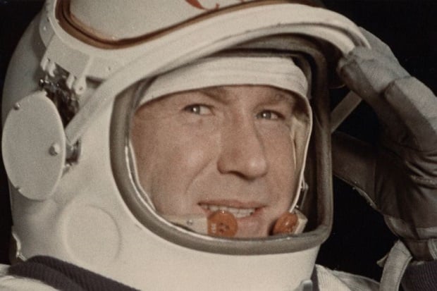 Leonov, Pria Pertama...