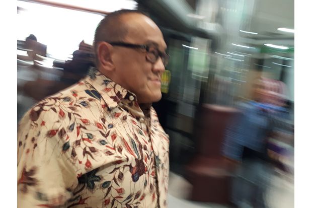 Kenakan Batik, ARB Jenguk...