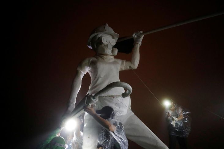Dorong Kebebasan, Demonstran...