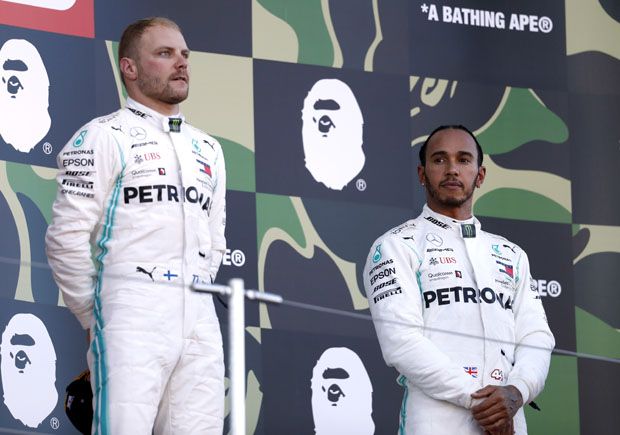 Lewis Hamilton Menghindari...