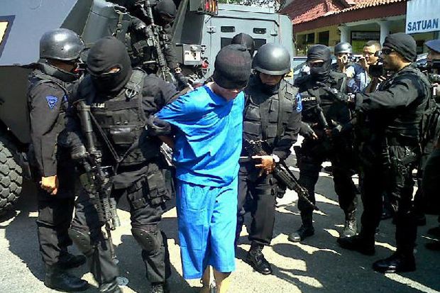 Densus 88 Amankan Terduga...