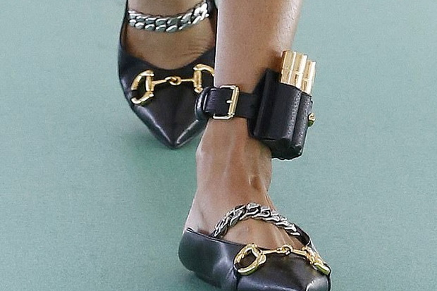 Gelang Kulit Gucci Dicemooh...