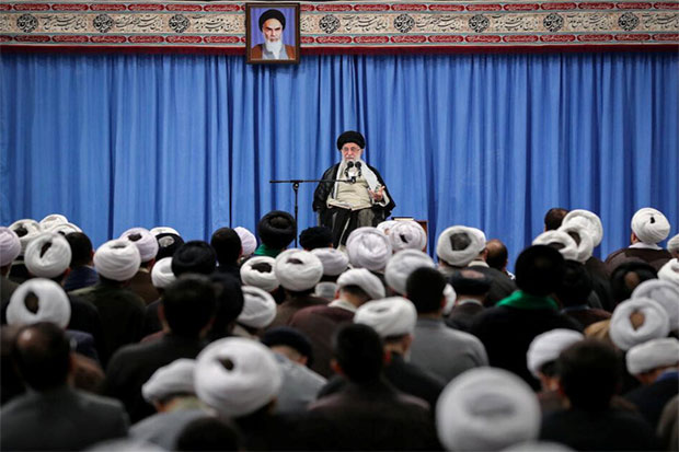Khamenei Minta Militer...