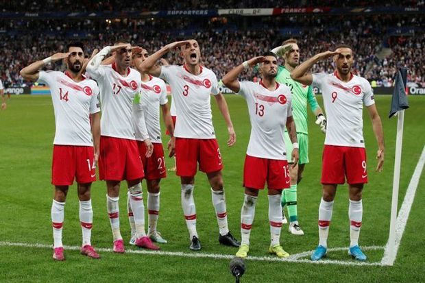 UEFA Buka Investigasi...