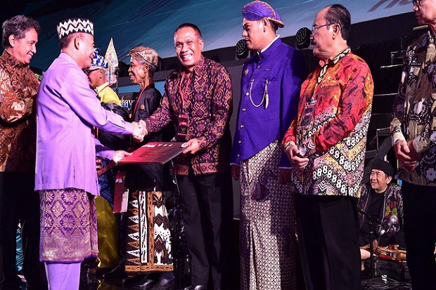 Gianyar Raih Penghargaan...