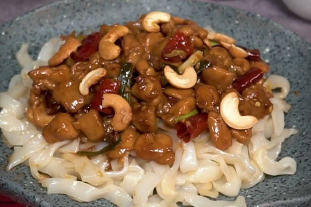 Kwetiau Saus Kung Pao,...
