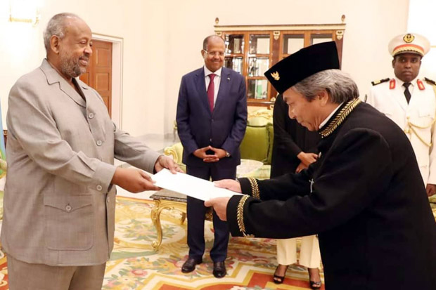 Dubes Indonesia Serahkan...