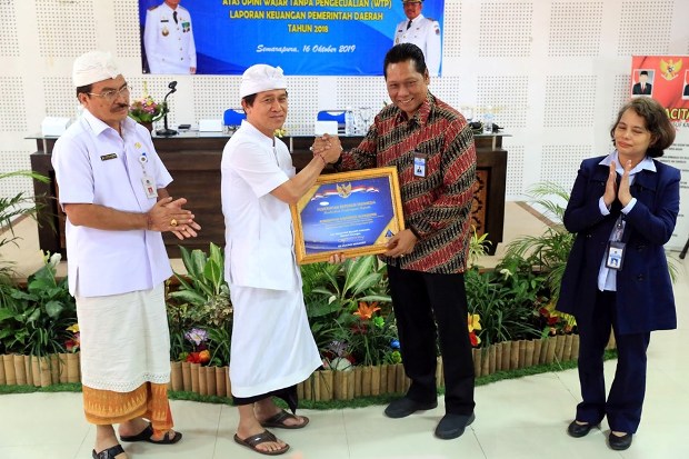 Pemkab Klungkung Terima...