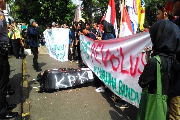 Tak Ditandatangani Jokowi,...