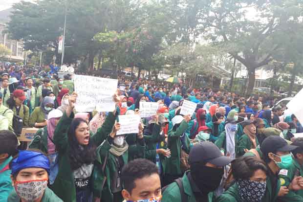 Dilarang Turun ke Jalan,...