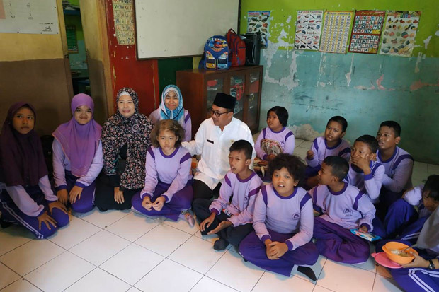Atap Roboh, Siswa Sekolah...