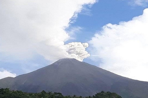 Lava Pijar Gunung Karangetan...