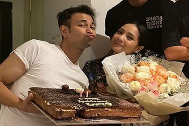 Rayakan 5 Tahun Pernikahan,...