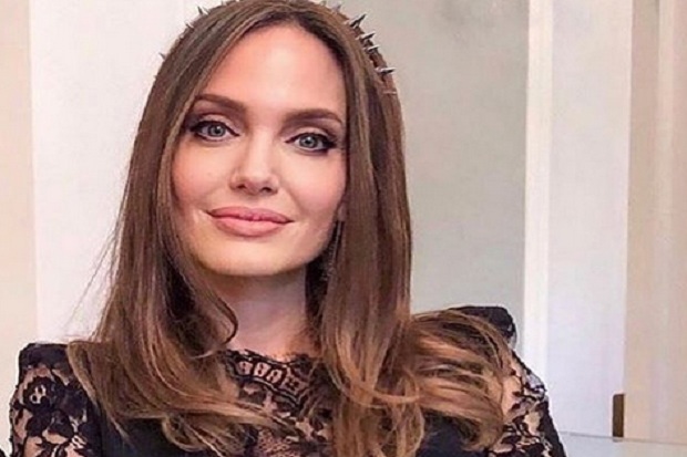 Angelina Jolie Kesulitan...