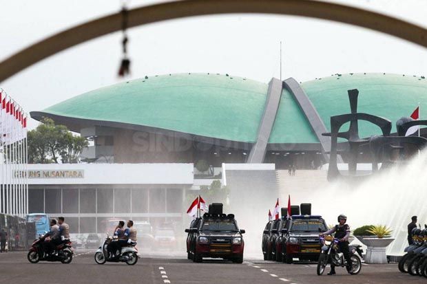 Unjuk Rasa saat Pelantikan...