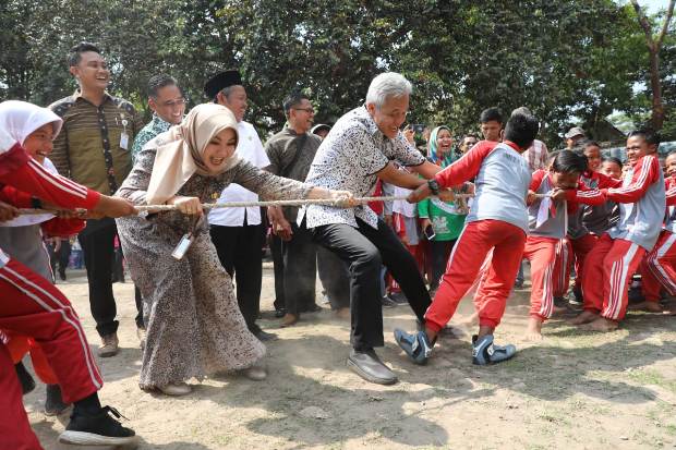 Serunya Lomba Tarik...