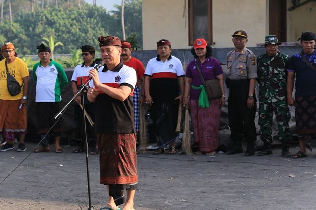 Bupati Suwirta Pimpin...