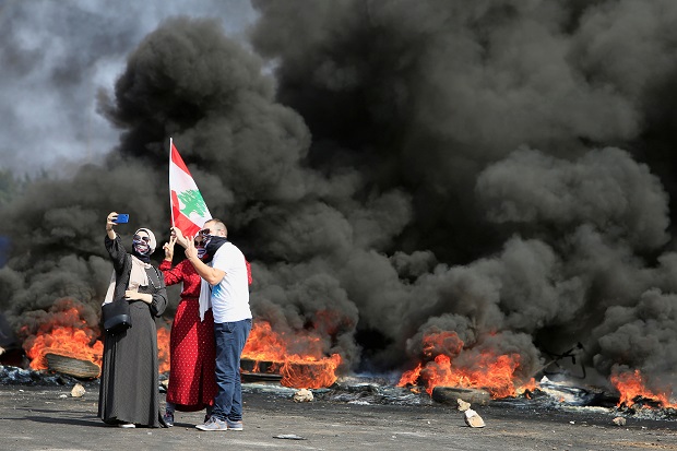 Kuwait Imbau Warganya...