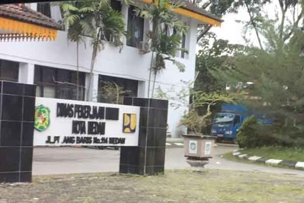KPK Geledah Kantor Dinas...