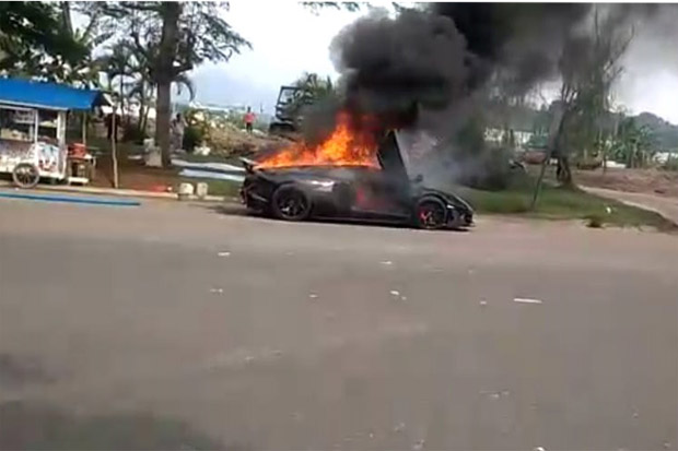 Lamborghininya Terbakar...