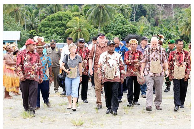 Masyarakat Adat Harus...