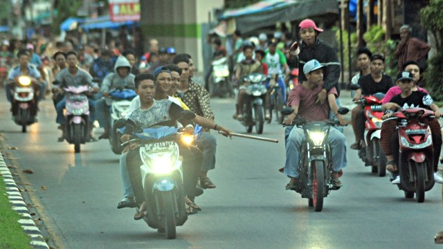 Lagi Asyik Ngopi, Pemuda...