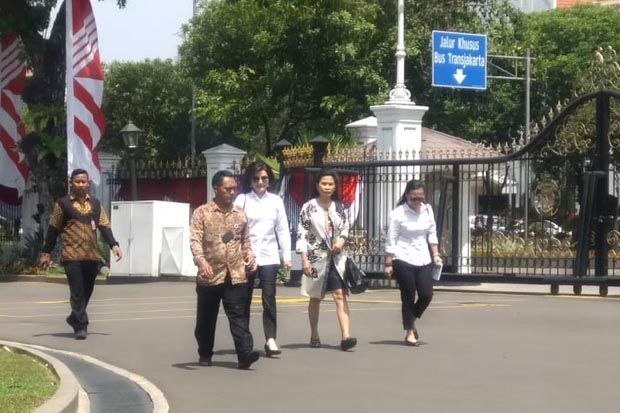 Berbaju Putih dan Kacamata...