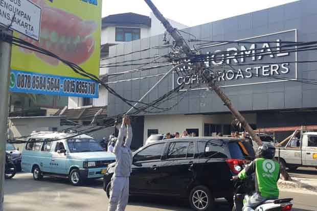 Tiang Listrik Nyaris...