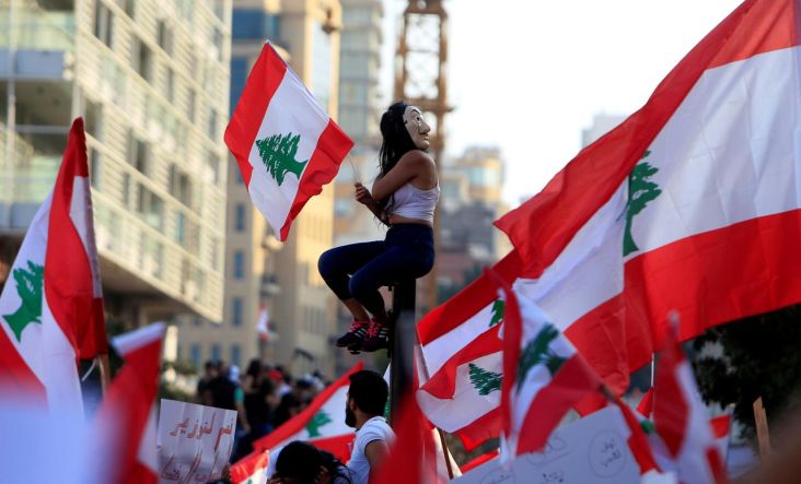 Lebanon Pangkas Gaji...