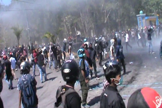 Demo di Depan Markas...