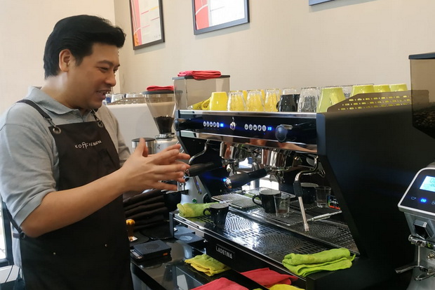 Menikmati Kopi sambil...