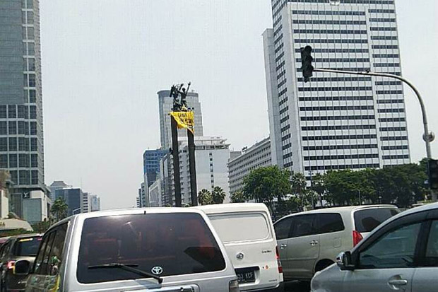 Dua Pria Misterius Bentangkan...