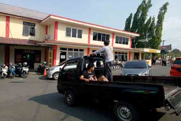 Melawan dengan Senjata...